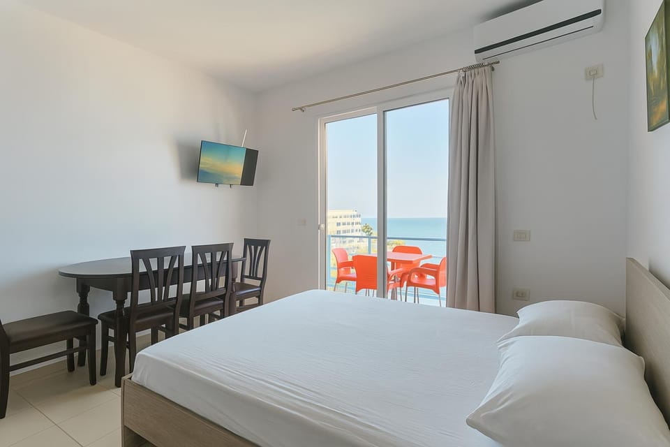 Bed, TV and multimedia, View (from property/room), Balcony/Terrace, Dining area, Sea view