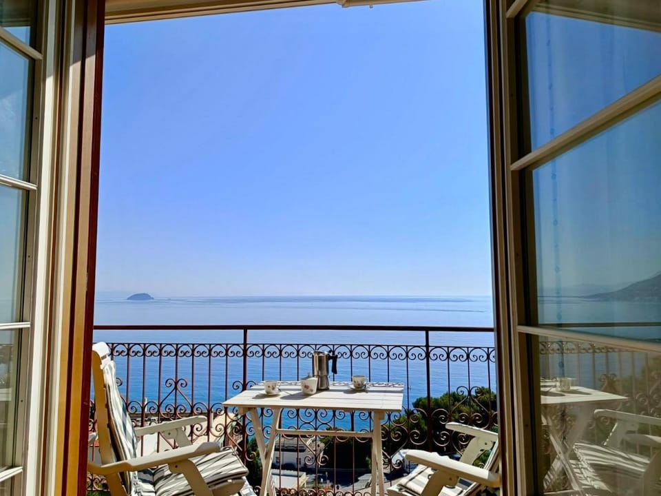 View (from property/room), Balcony/Terrace, Dining area, Sea view