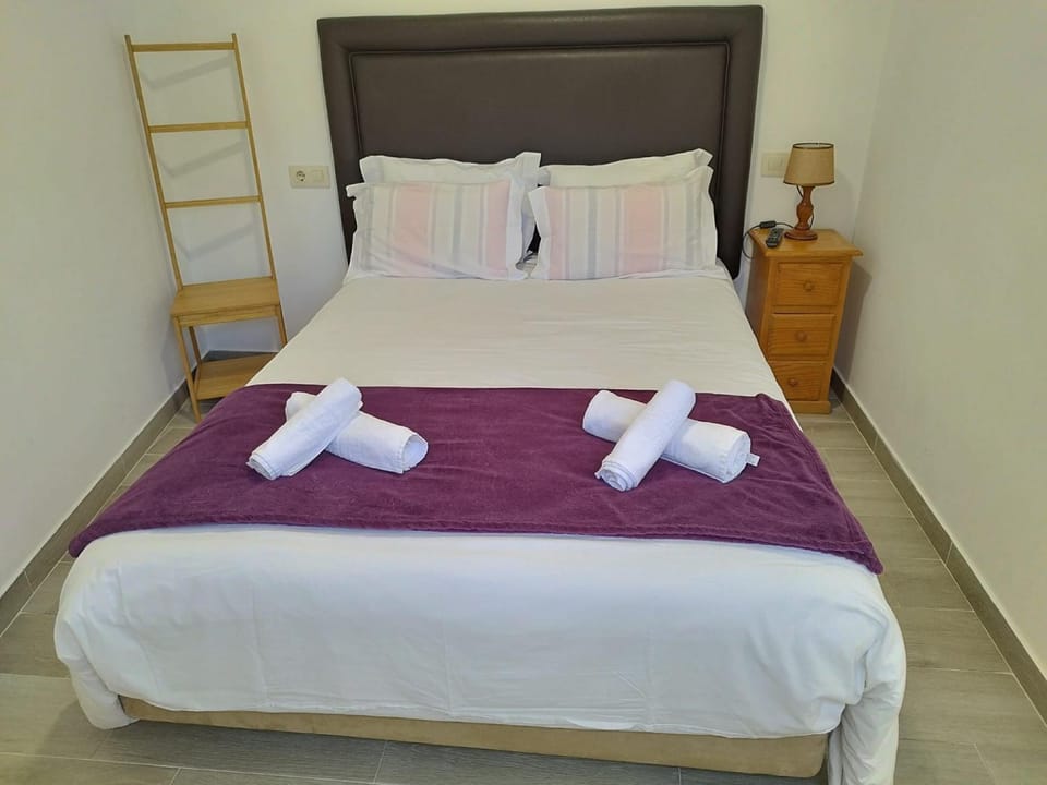 Bed, Bedroom, towels