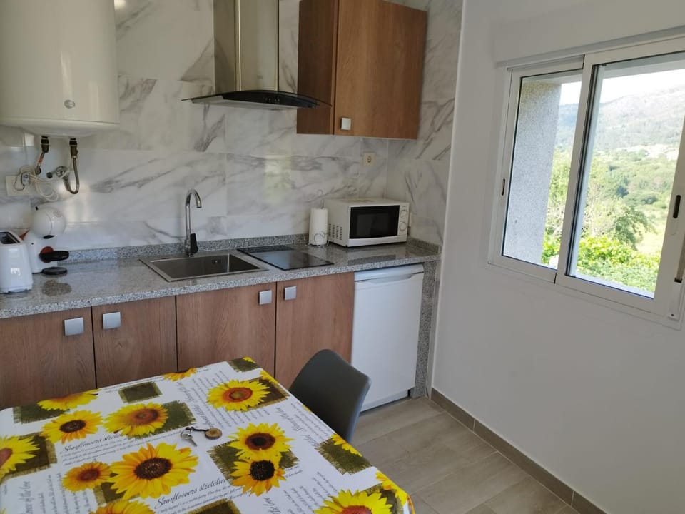 Kitchen or kitchenette, Dining area, stove