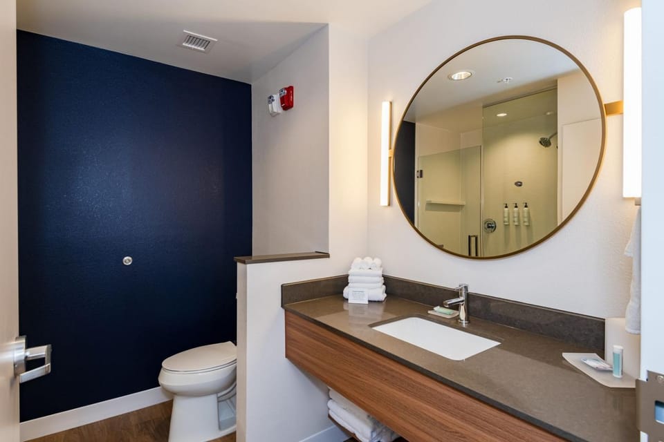 Toilet, Bathroom, towels