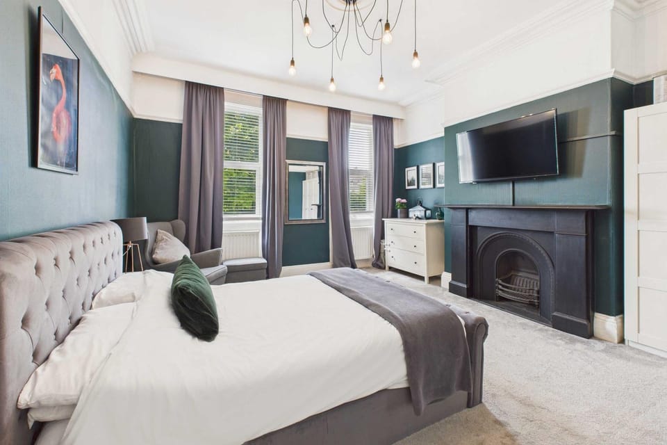 Bed, TV and multimedia, Seating area, Bedroom