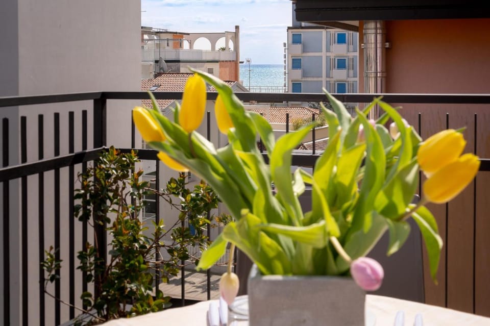 View (from property/room), Balcony/Terrace, City view, Sea view