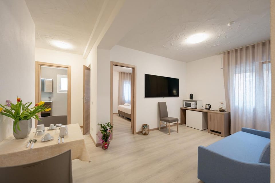 Living room, Seating area, Breakfast, Lunch, stove