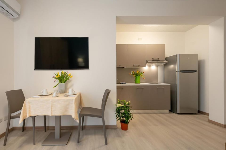 TV and multimedia, Kitchen or kitchenette, Food and drinks, Dining area, Food, Dinner, Family, internet, stove, kitchen
