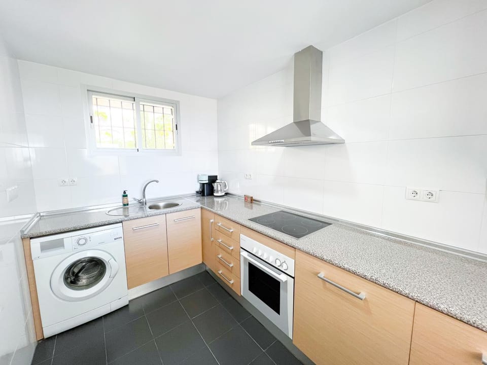 Coffee/tea facilities, Kitchen or kitchenette, oven, stove, washing machine