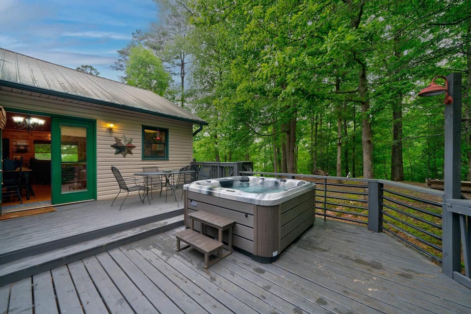 Pet-Friendly escape in Ellijay Private Hot Tub House in Georgia