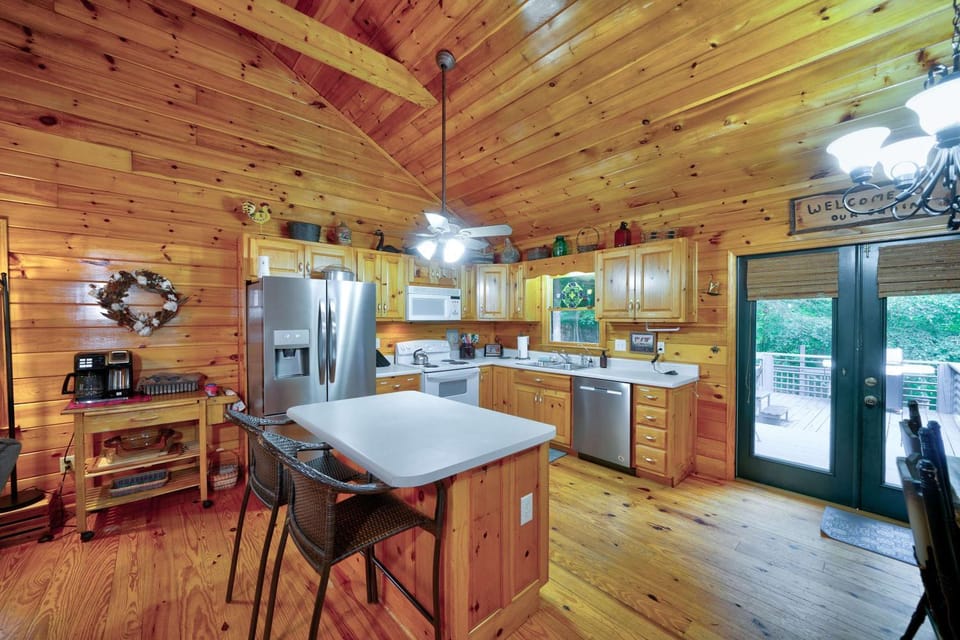 Pet-Friendly escape in Ellijay Private Hot Tub House in Georgia