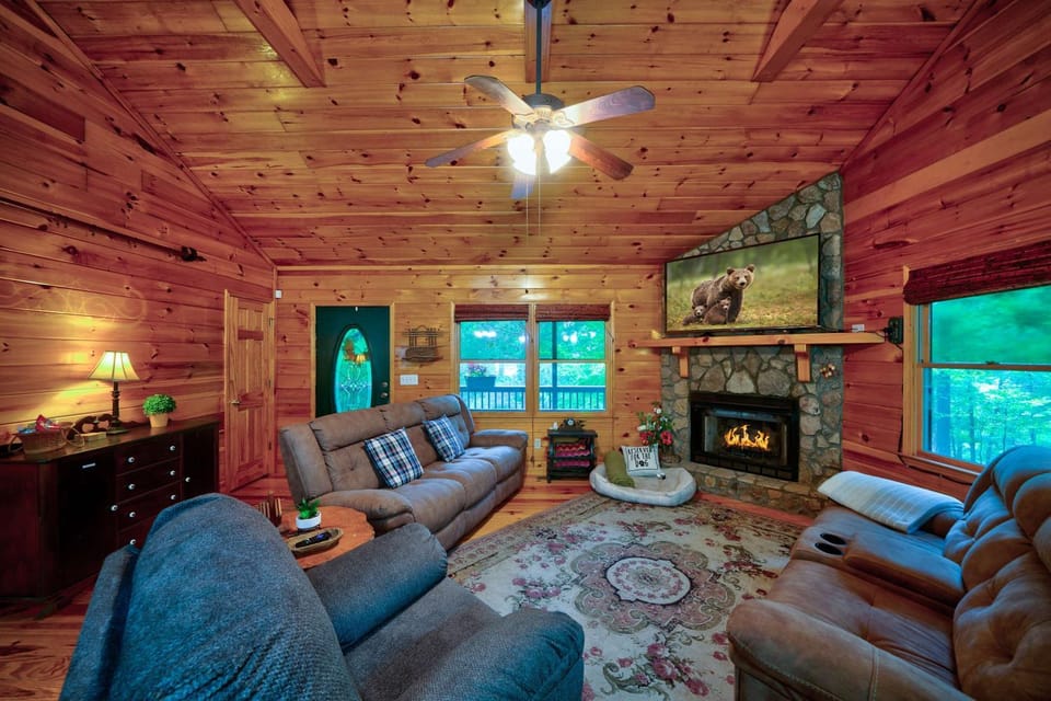 Pet-Friendly escape in Ellijay Private Hot Tub House in Georgia