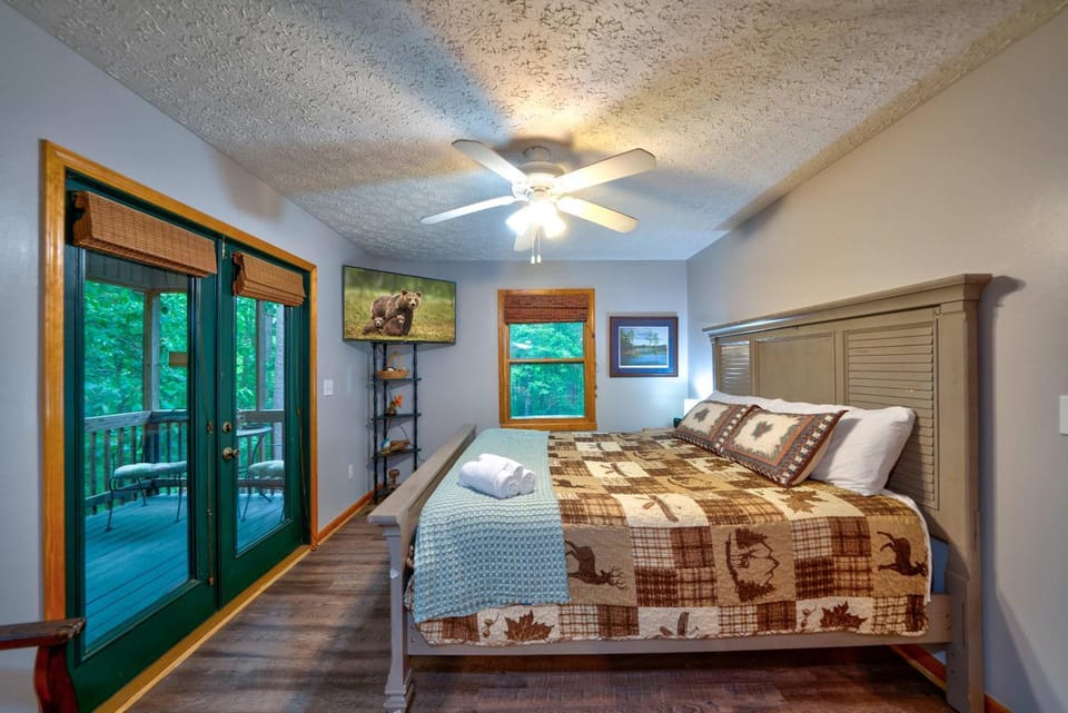 Pet-Friendly escape in Ellijay Private Hot Tub House in Georgia