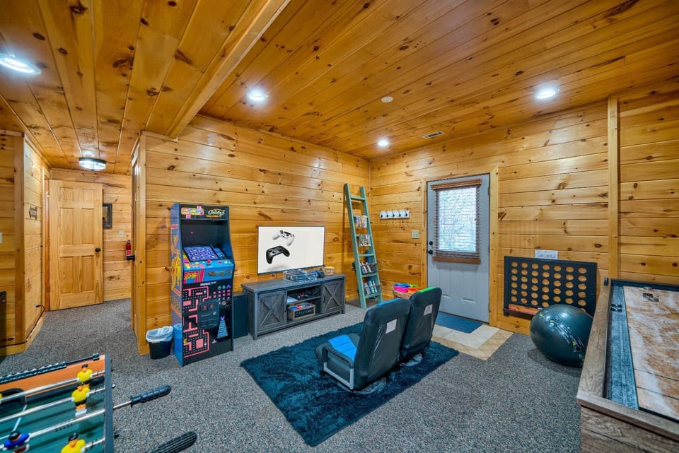 Cabin in Blue Ridge Hot Tub Games & Creek Cabin in Georgia