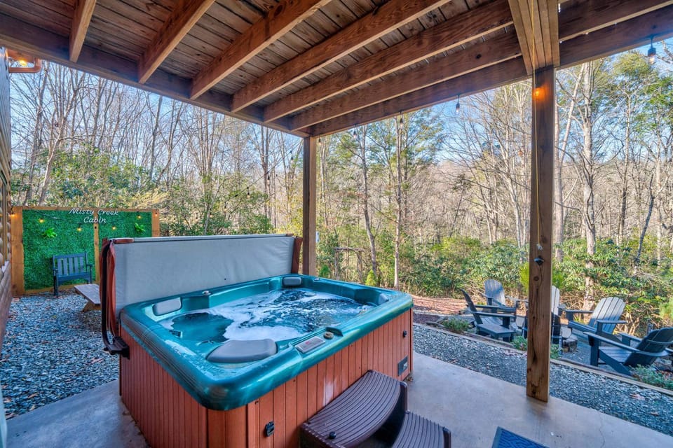 Cabin in Blue Ridge Hot Tub Games & Creek Cabin in Georgia