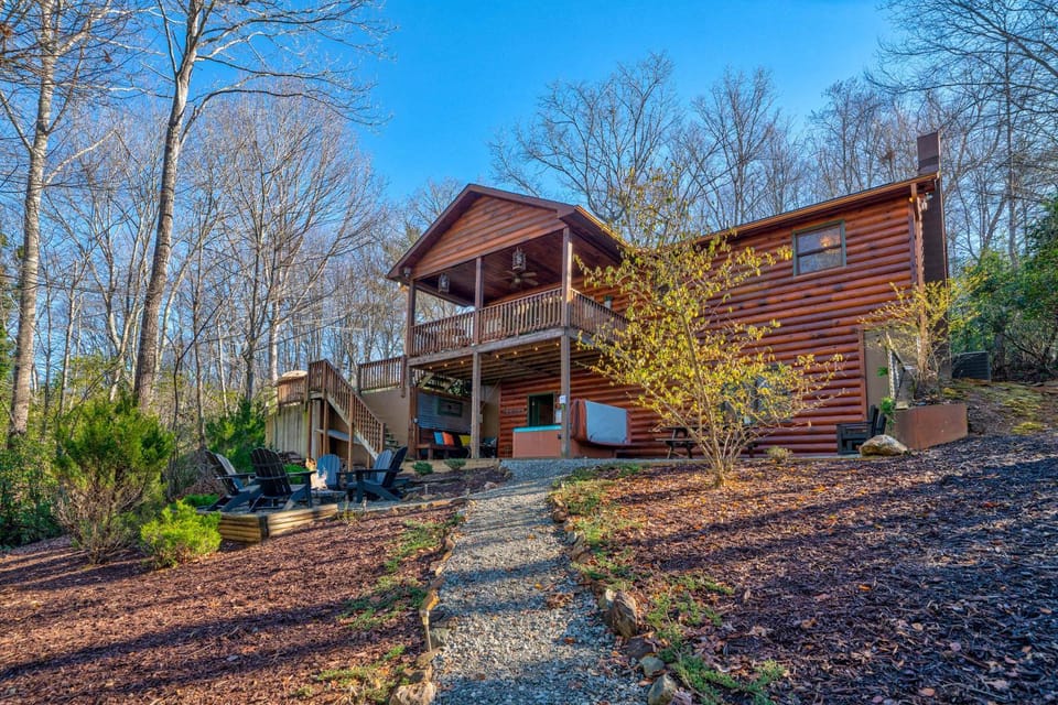 Cabin in Blue Ridge Hot Tub Games & Creek Cabin in Georgia