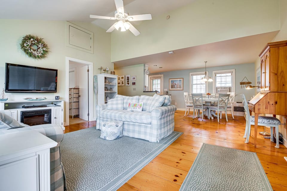 Walk to Goose Rocks Beach: Quiet Townhome w/ Patio House in Goose Rocks Beach