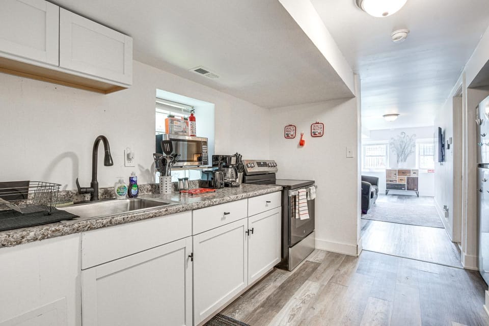 9 Mi to Downtown! Pet-Friendly Near Uni of Chicago Apartment in Chicago