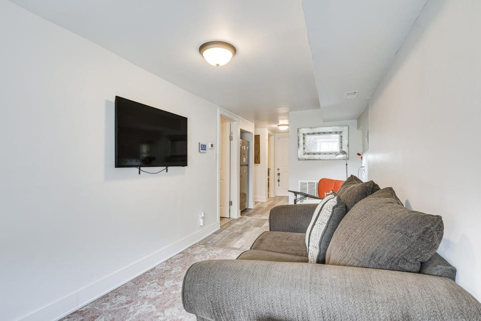 9 Mi to Downtown! Pet-Friendly Near Uni of Chicago Apartment in Chicago