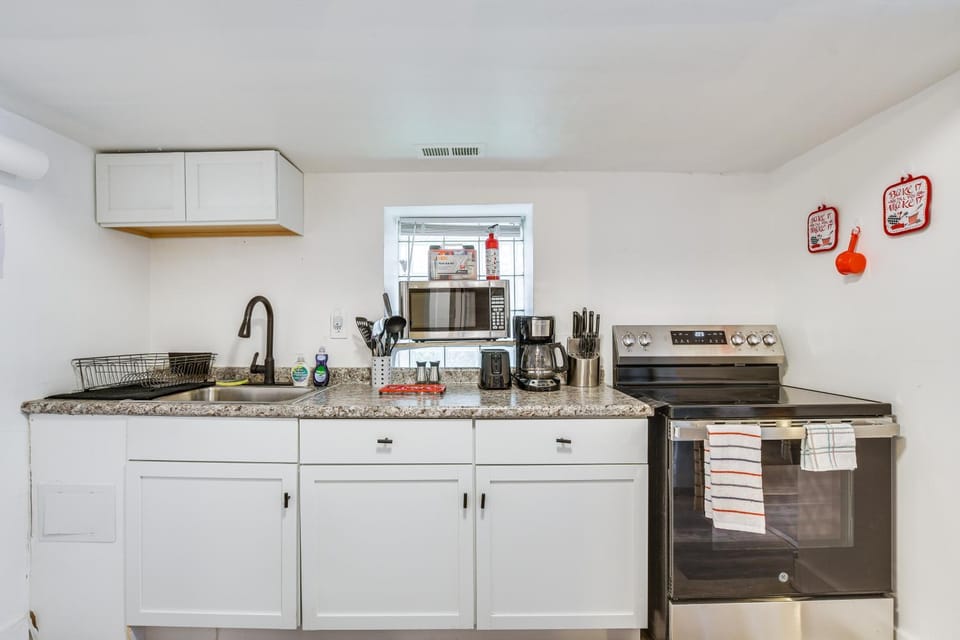 9 Mi to Downtown! Pet-Friendly Near Uni of Chicago Apartment in Chicago