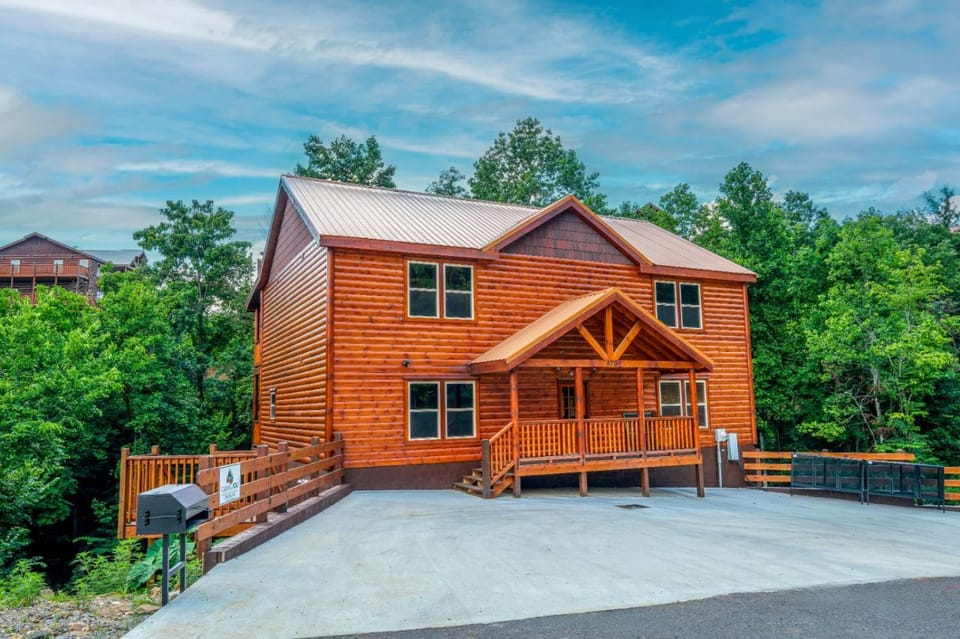 Whispering Pines Escape - Private Pool, Theater Room, Outdoor Hot Tub + Game Room House in Sevierville