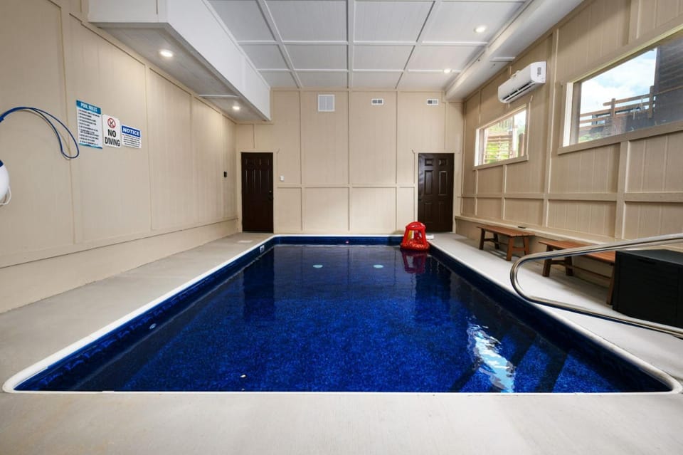 Whispering Pines Escape - Private Pool, Theater Room, Outdoor Hot Tub + Game Room House in Sevierville