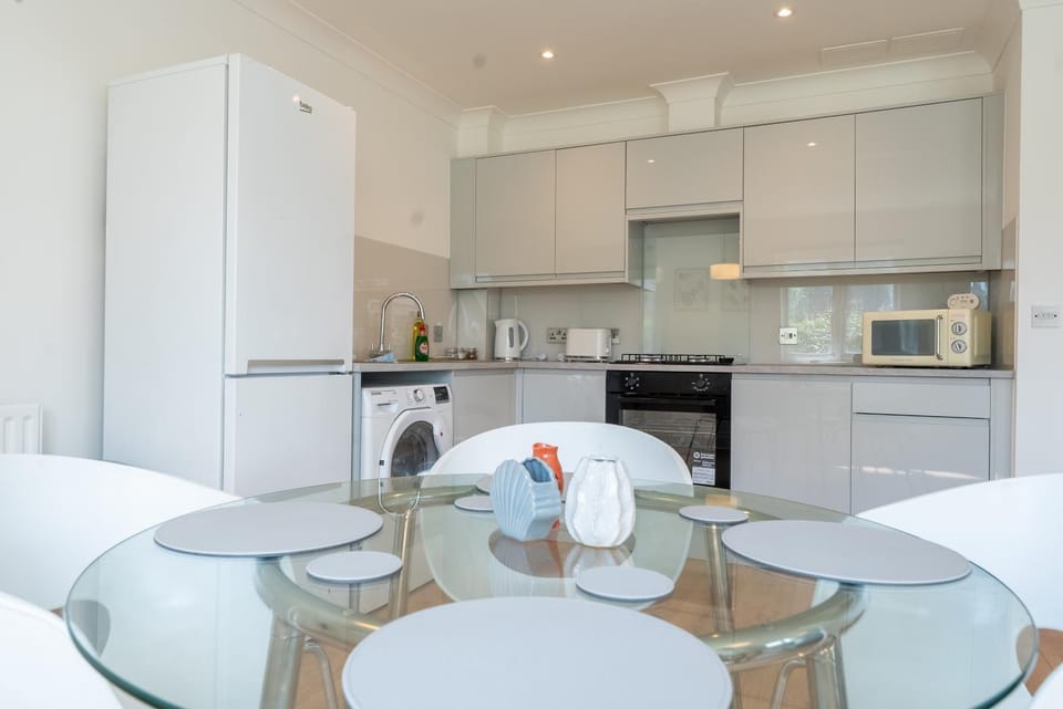 Kingston Centre Location 2-Bed Flat Sleeps 5 Apartment in Kingston upon Thames