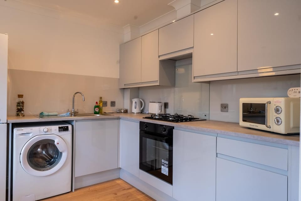 Kingston Centre Location 2-Bed Flat Sleeps 5 Apartment in Kingston upon Thames