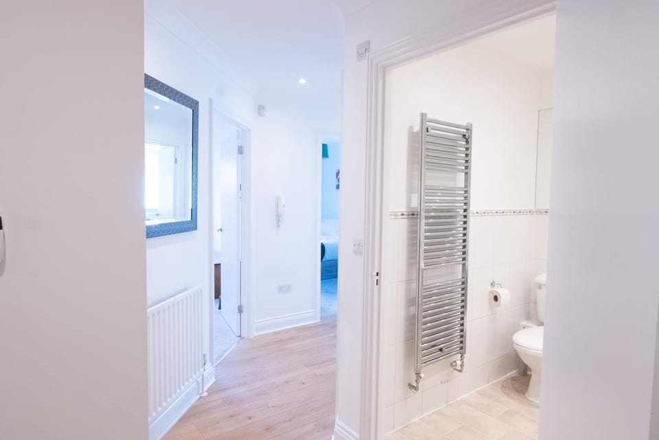 Kingston Centre Location 2-Bed Flat Sleeps 5 Apartment in Kingston upon Thames