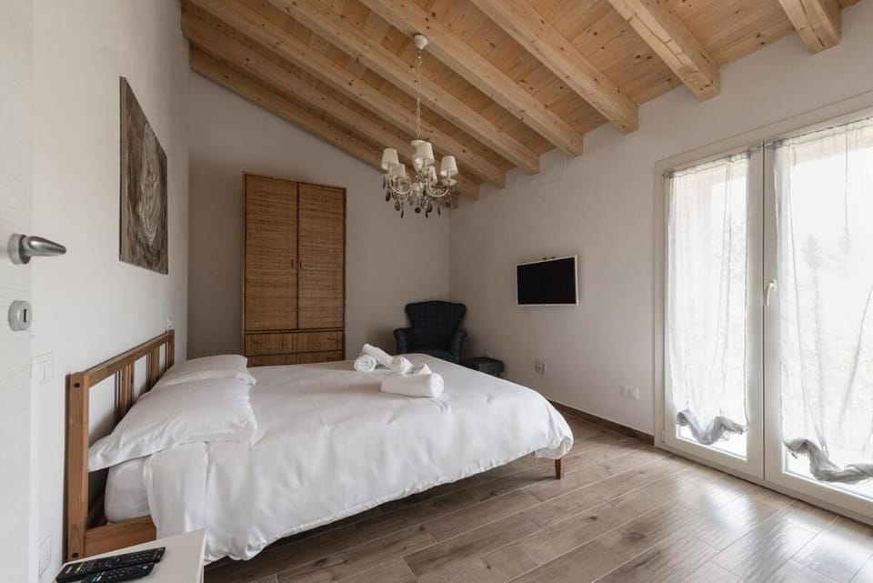Bed, TV and multimedia, Photo of the whole room, Bedroom, towels, wardrobe