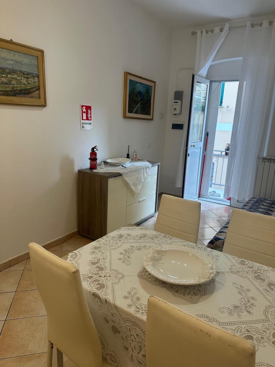 Seating area, Dining area