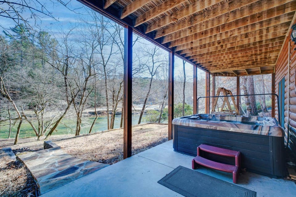 New Riverfront Retreat - Sleeps 12 Ellijay House in Georgia