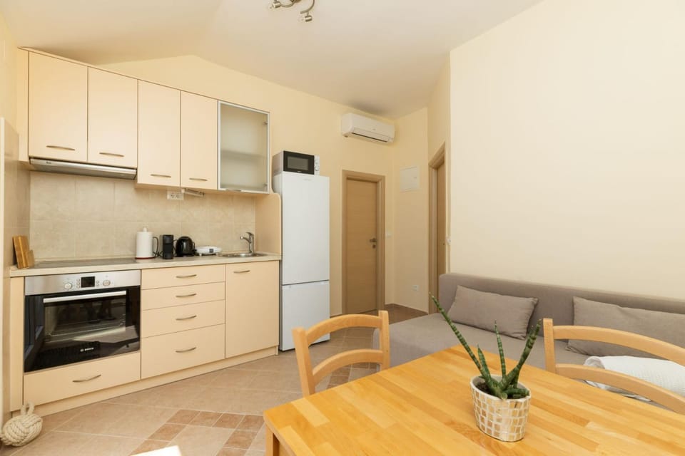 Kitchen or kitchenette, Seating area