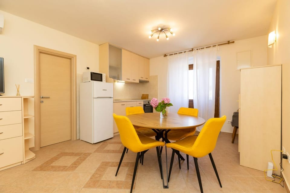Kitchen or kitchenette, Seating area, Dining area