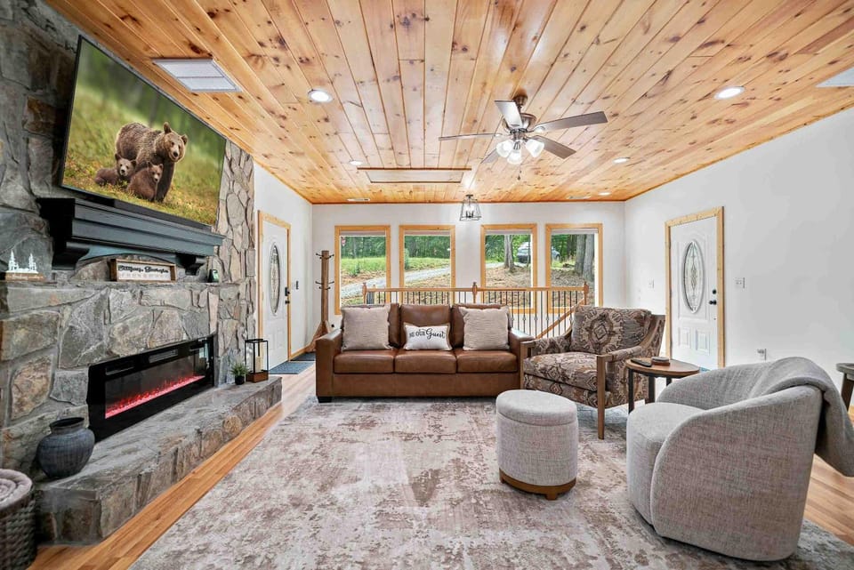 New Listing - Luxurious Mountain Home for 8 with amenities House in Georgia