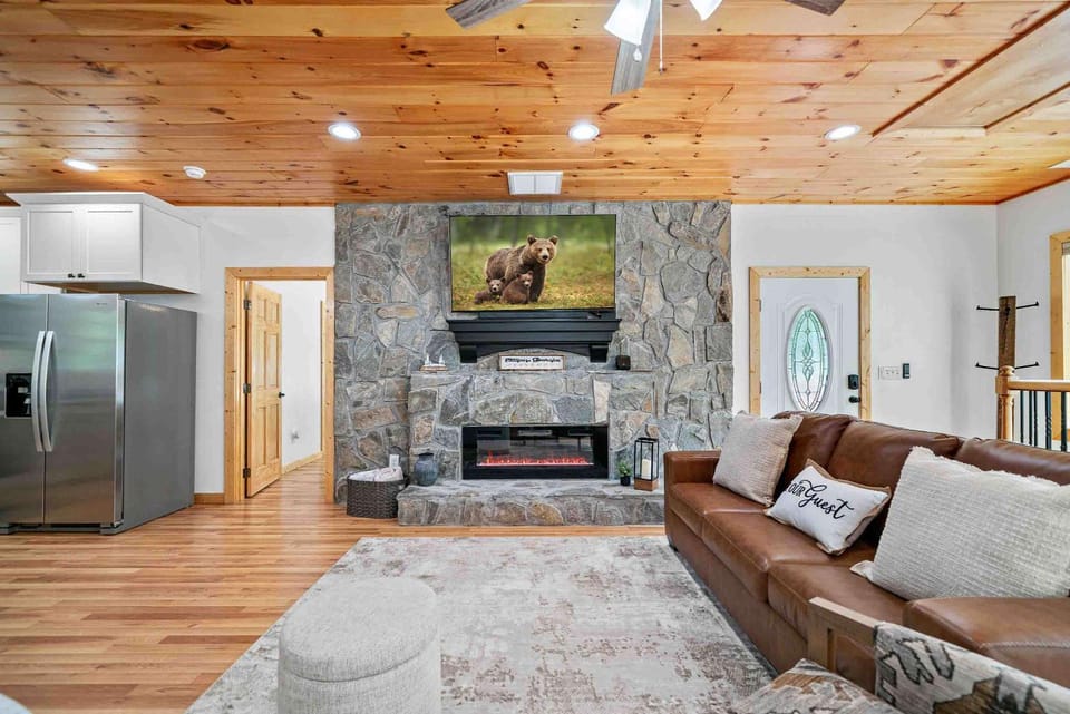 New Listing - Luxurious Mountain Home for 8 with amenities House in Georgia