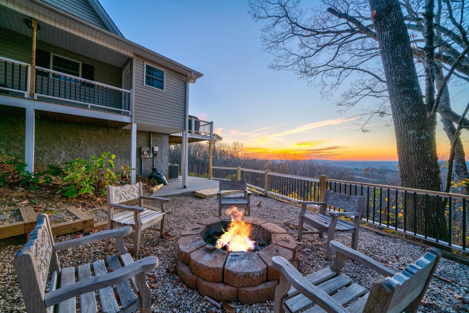 Retreat to Ellijay with stunning sunset views House in East Ellijay