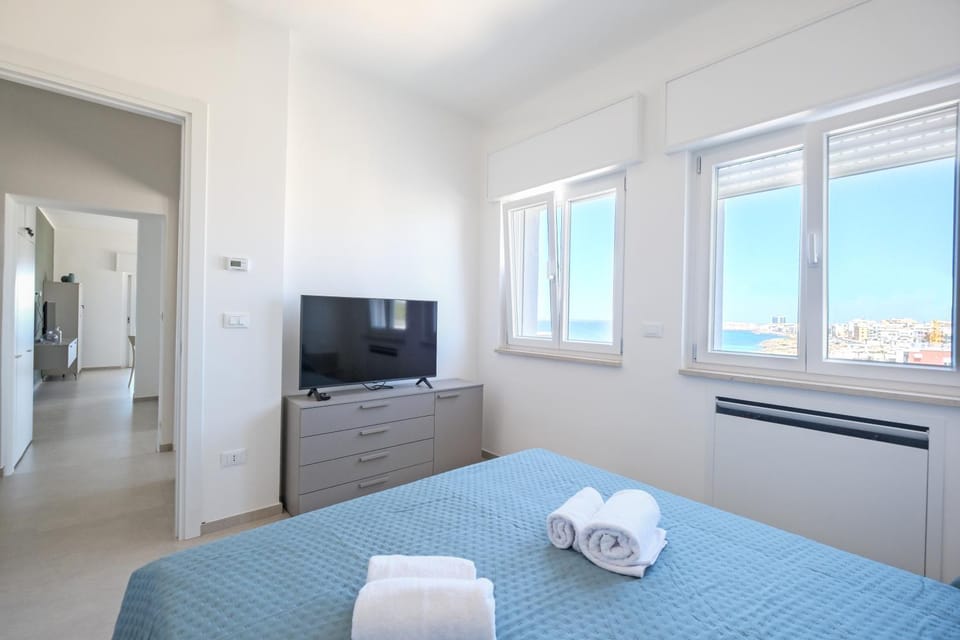 Bed, TV and multimedia, Bedroom