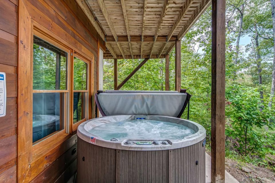 Cabin near Blue Ridge - Hot Tub Fire Pit Games Cabin in Georgia