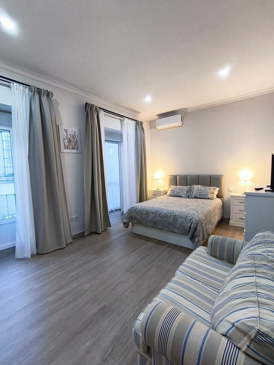 Bed, Photo of the whole room, Bedroom, air conditioner
