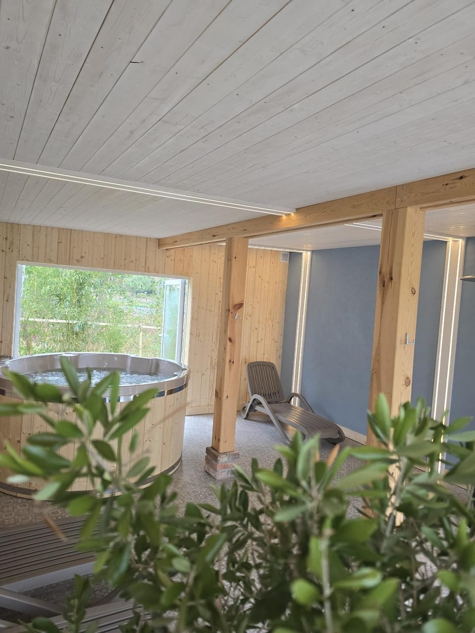 Hot Tub, Seating area