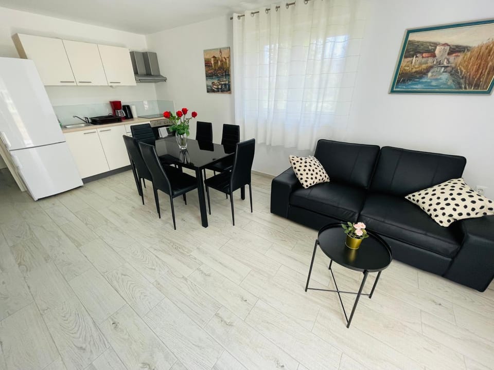 Kitchen or kitchenette, Living room, Seating area, Dining area, pet friendly, stove
