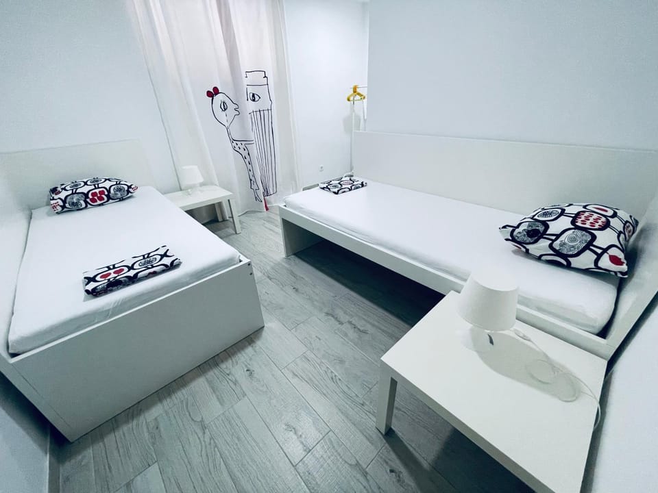 Bed, Decorative detail, Bedroom, children, group of guests, Family, towels