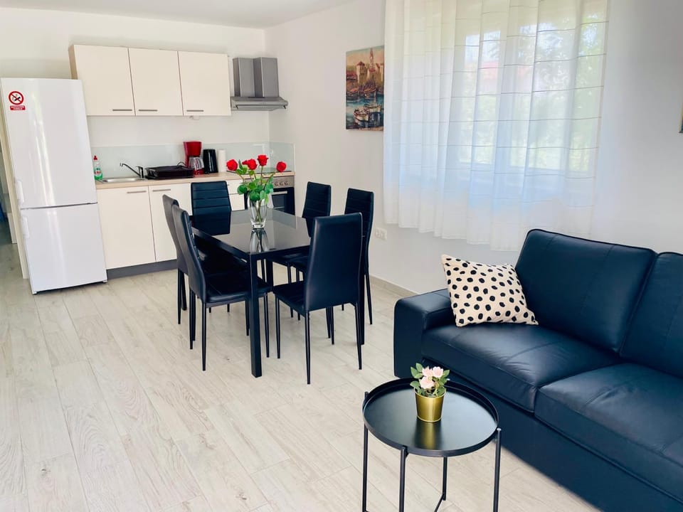 Kitchen or kitchenette, Living room, Seating area, Dining area, pet friendly, stove