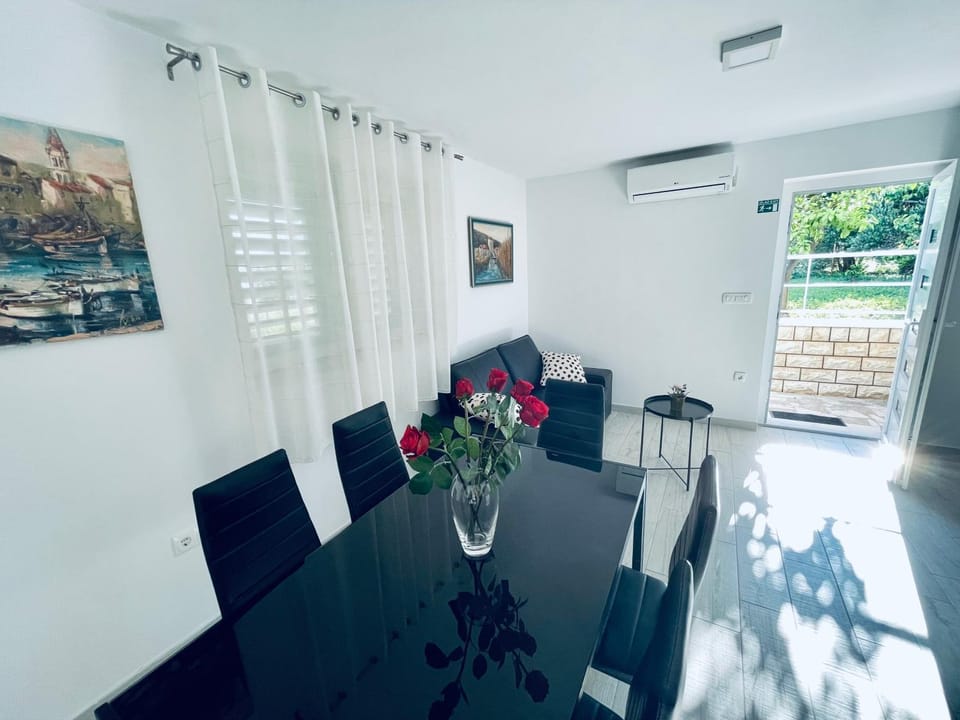 Living room, Seating area, Dining area, air conditioner