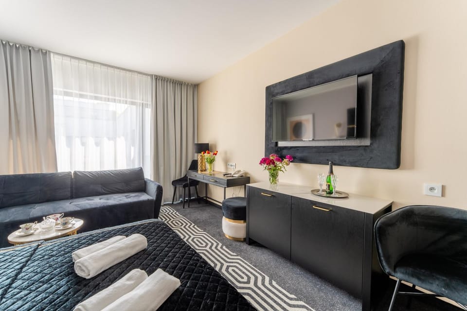 Communal lounge/ TV room, Bed, TV and multimedia, Living room, Photo of the whole room, Seating area, Bedroom, air conditioner