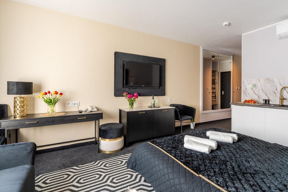 Communal lounge/ TV room, Bed, TV and multimedia, Living room, Photo of the whole room, Seating area, Evening entertainment, Bedroom, towels, air conditioner