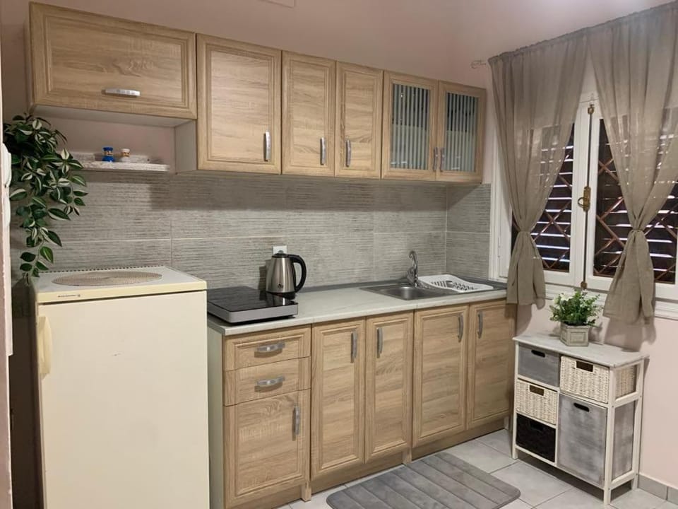 Coffee/tea facilities, Kitchen or kitchenette, stove