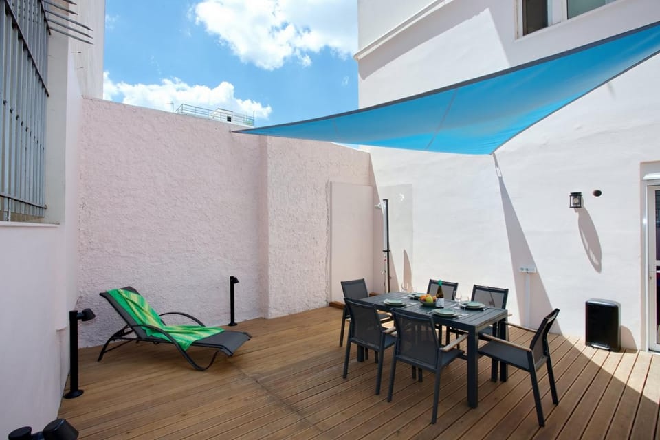 Shower, Balcony/Terrace, Dining area, sunbed, towels