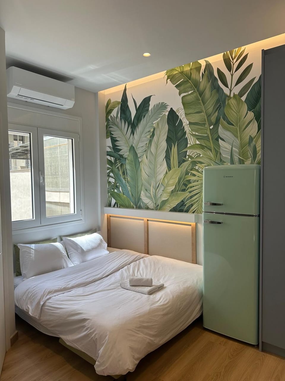 Seating area, towels, wardrobe
