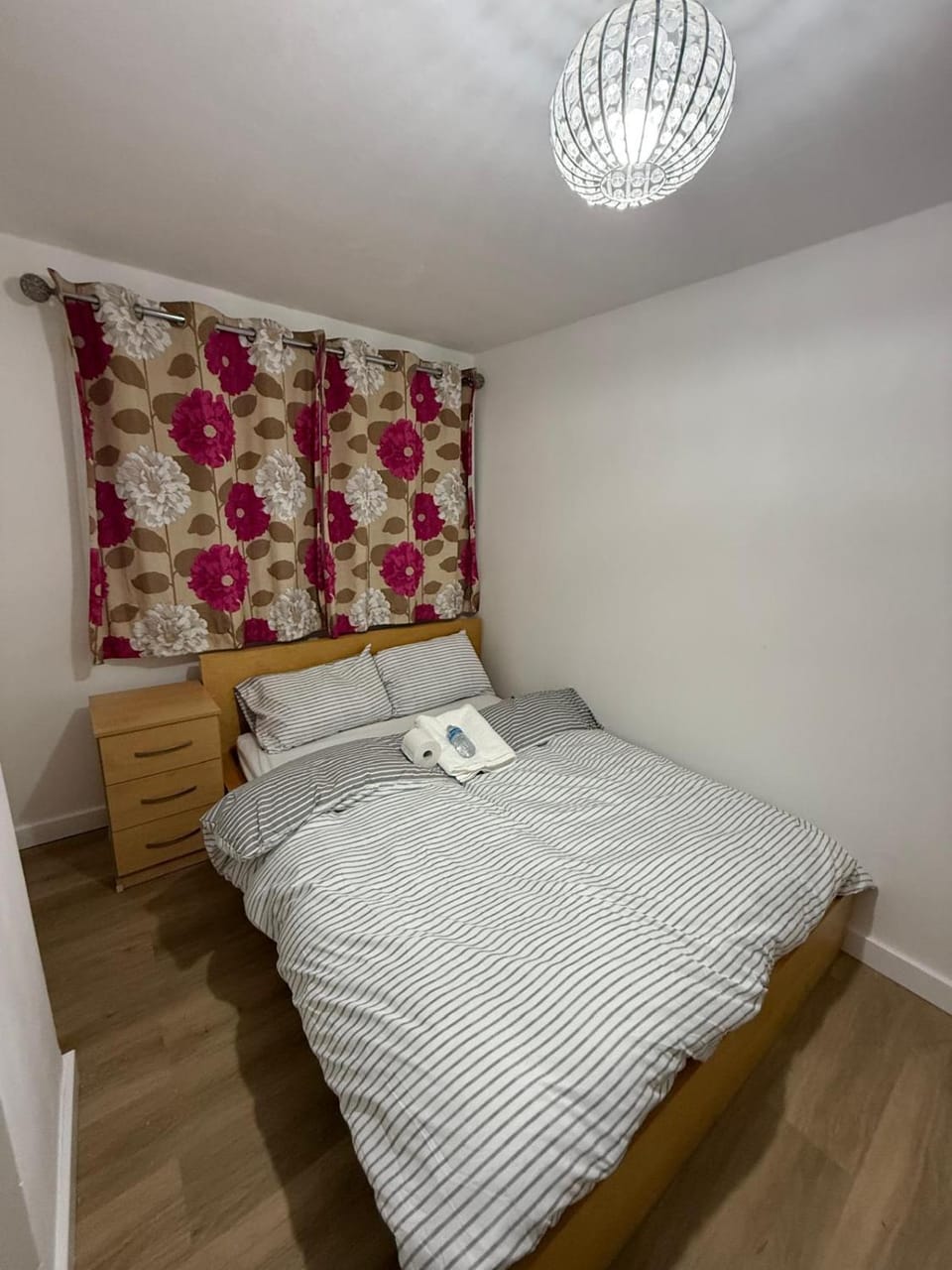 Modern double bed - Central Dartford - Free Parking Vacation rental in Dartford