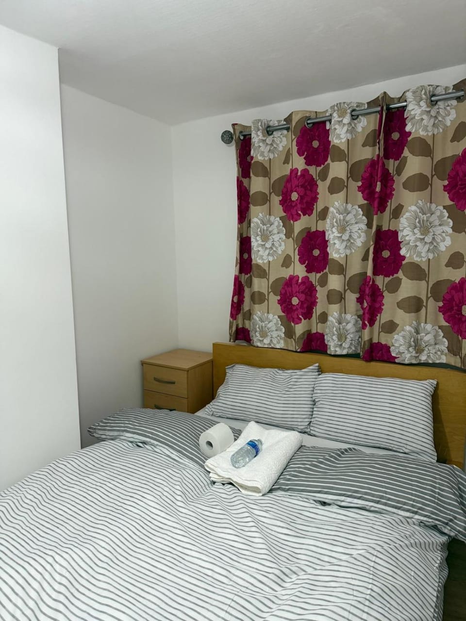 Modern double bed - Central Dartford - Free Parking Vacation rental in Dartford
