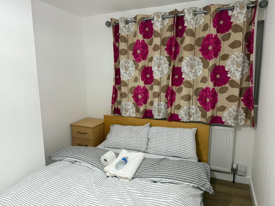 Modern double bed - Central Dartford - Free Parking Vacation rental in Dartford